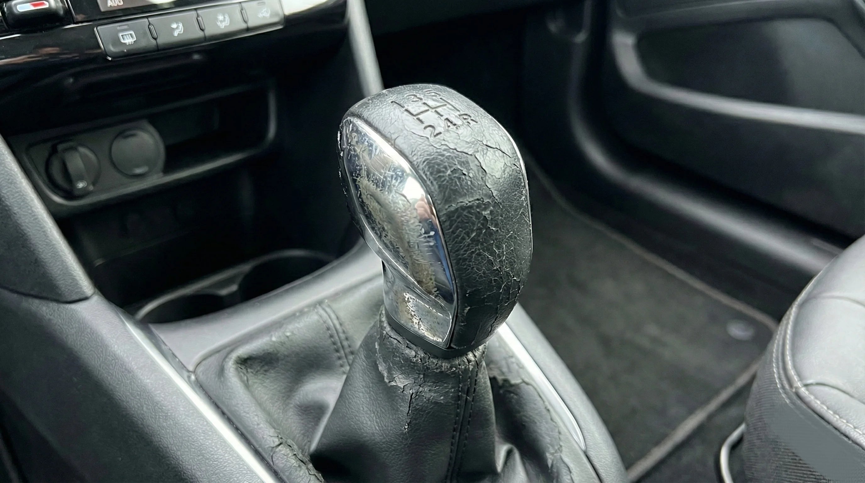 Pommeau de vitesse 208 détérioré dans une peugeot 208