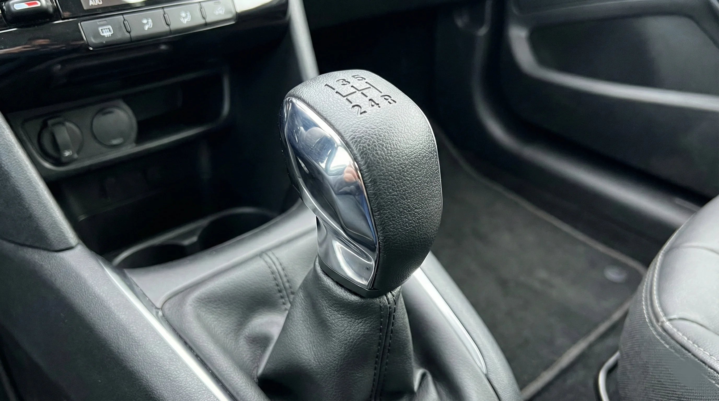 Pommeau_de_vitesse_208_neuf dans une peugeot 208