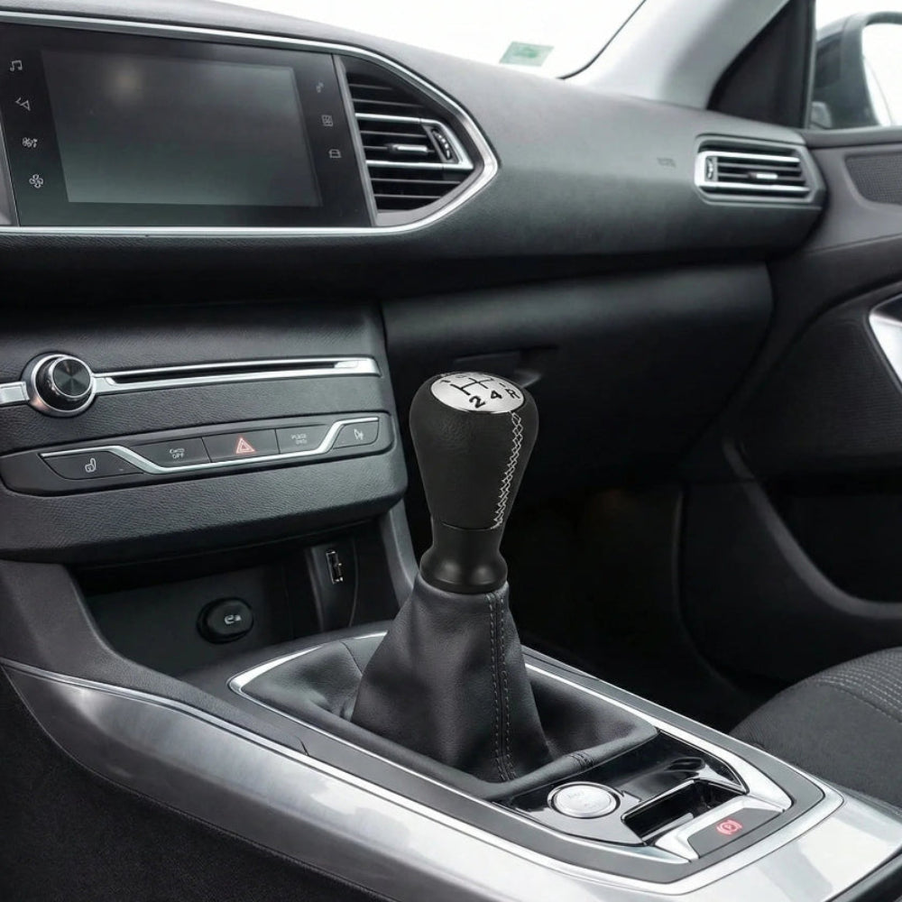 Pommeau de vitesse 308 noir et couture blanche monté sur le levier de vitesse