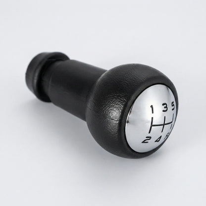 Pommeau de vitesse peugeot 207 sur fond gris côté gauche