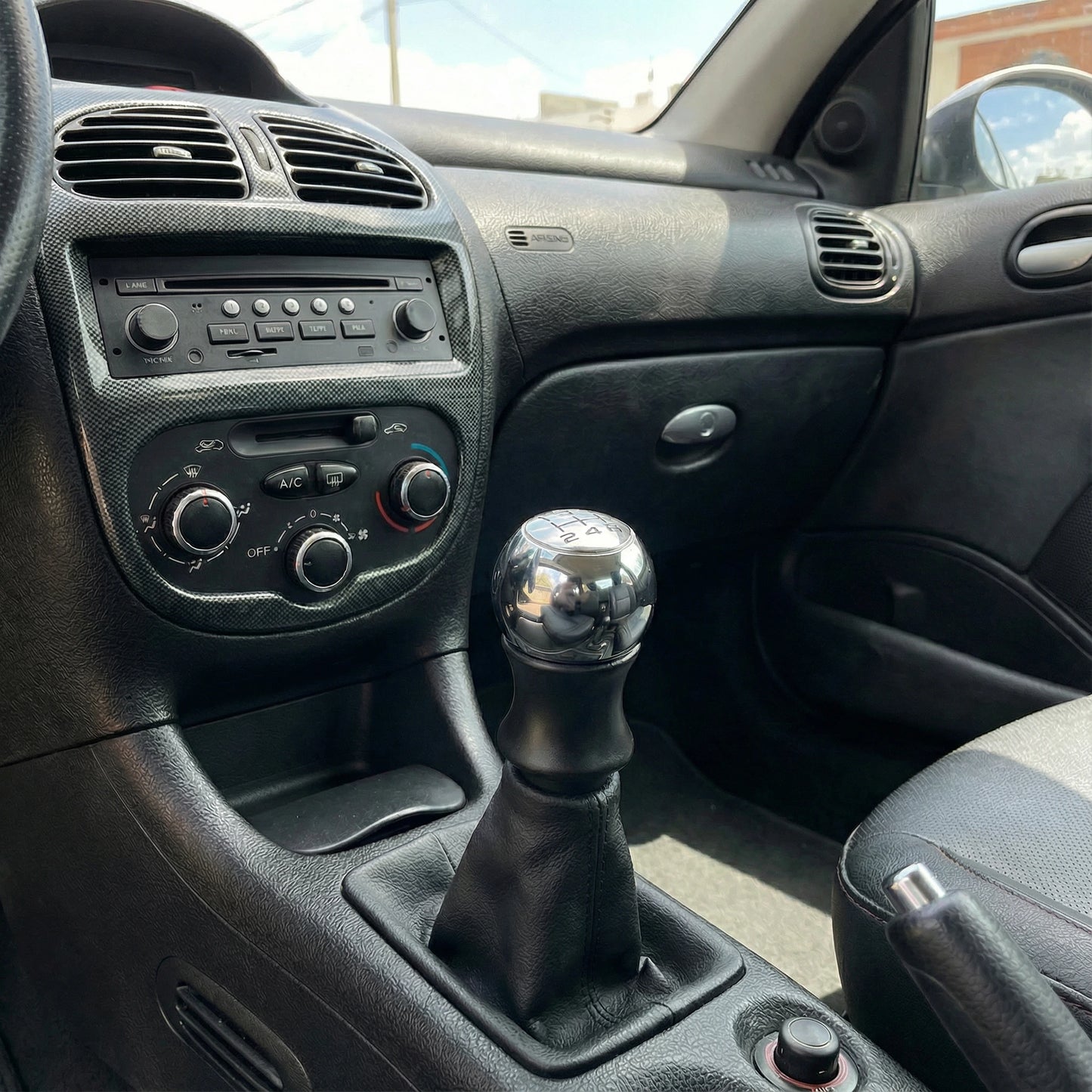 Pommeau de vitesse 206 - 5 vitesses - Chrome & R rouge - en situation