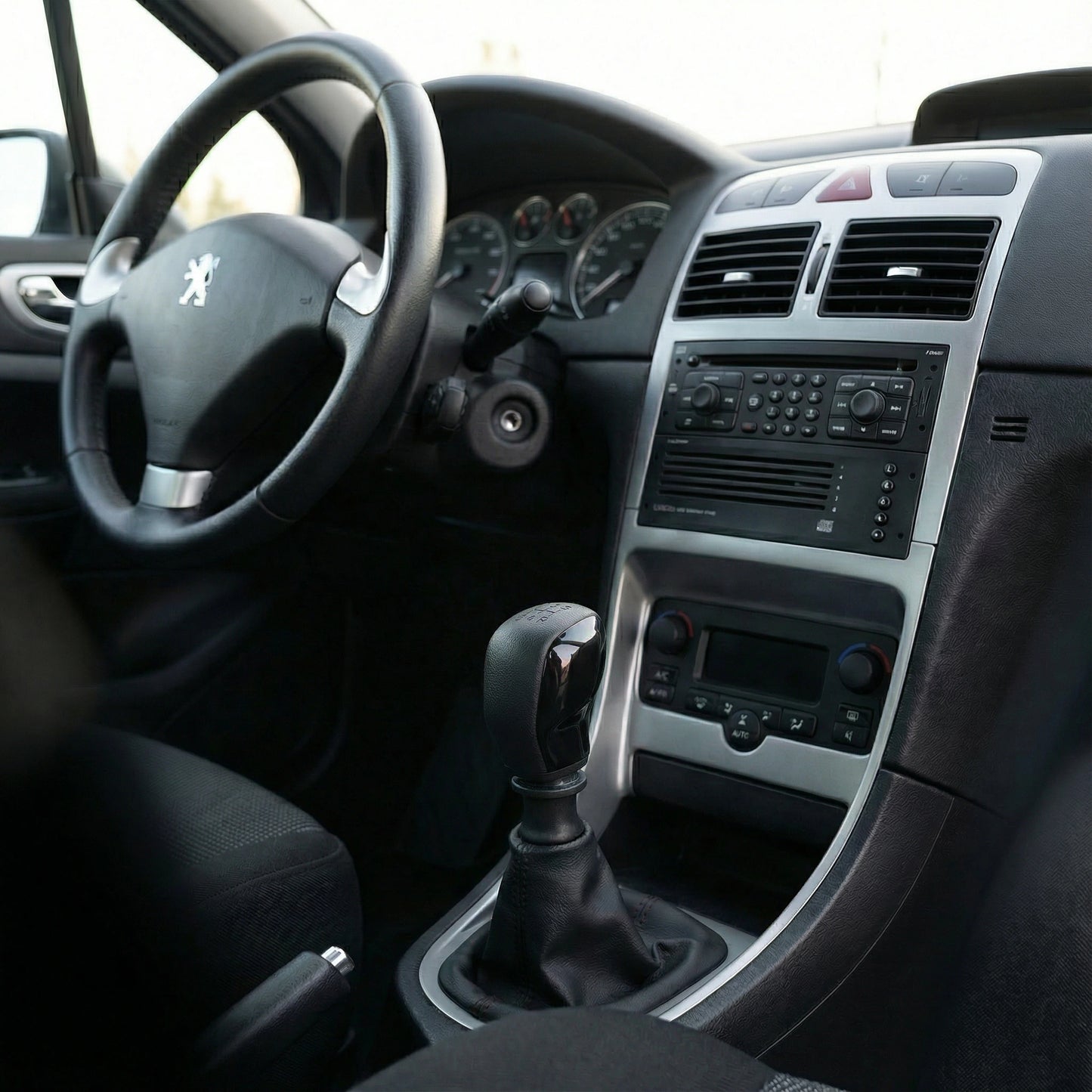 Pommeau de vitesse 307 - 5 vitesses - Noir & Brillant - en situation