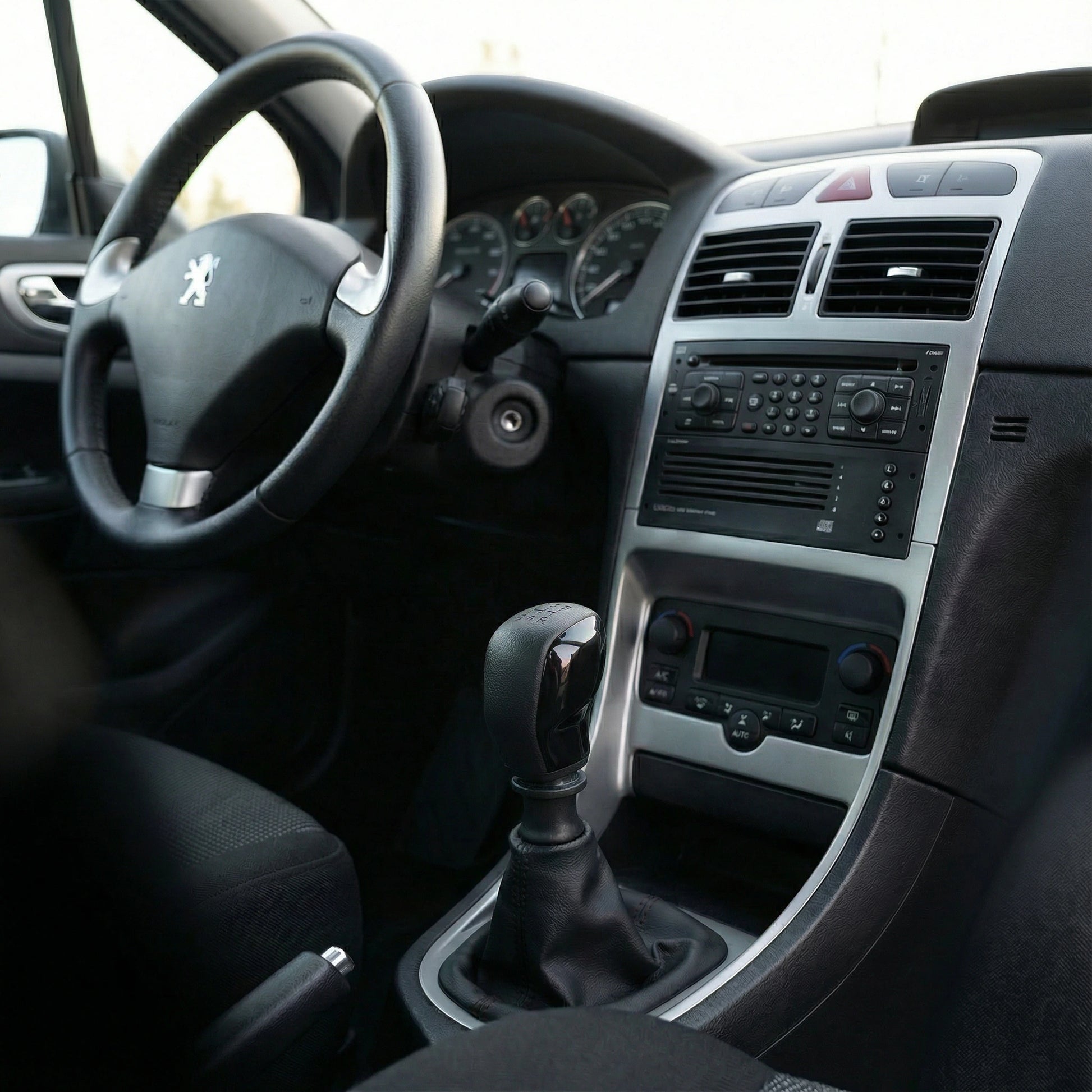 Pommeau de vitesse 307 - 5 vitesses - Noir & Brillant - en situation