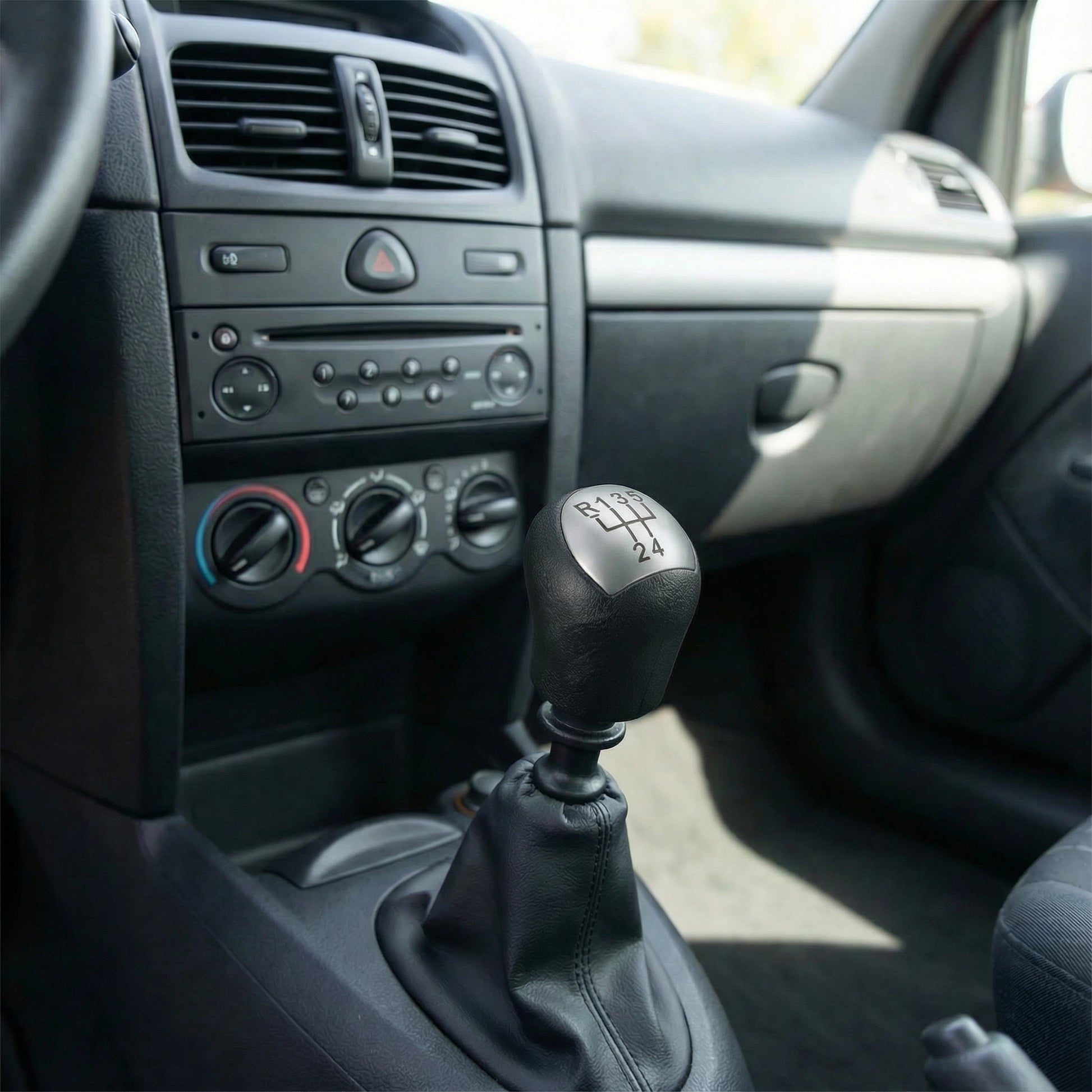 Pommeau de vitesse clio 2 - 5 vitesses - Noir & Mat - en situation