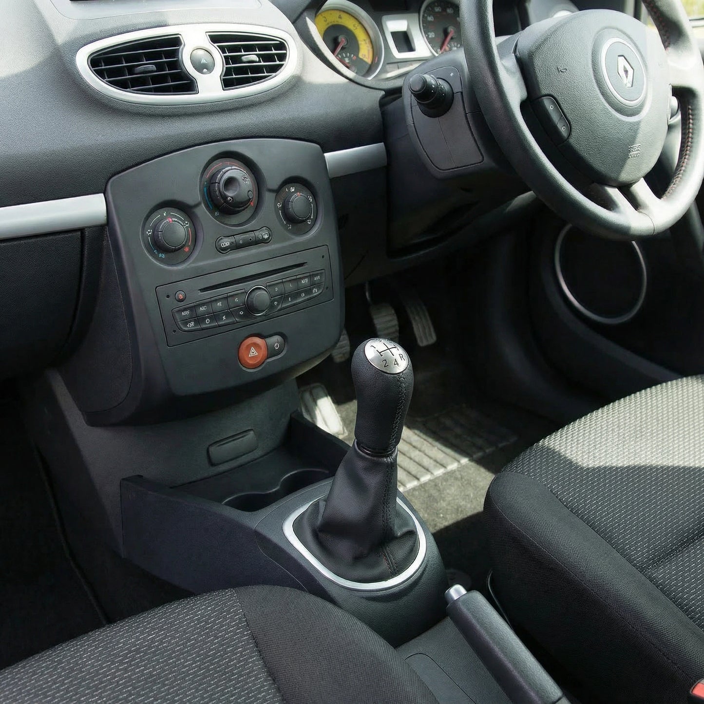 Pommeau de vitesse clio 3 - 5 vitesses - Couture noire - en situation