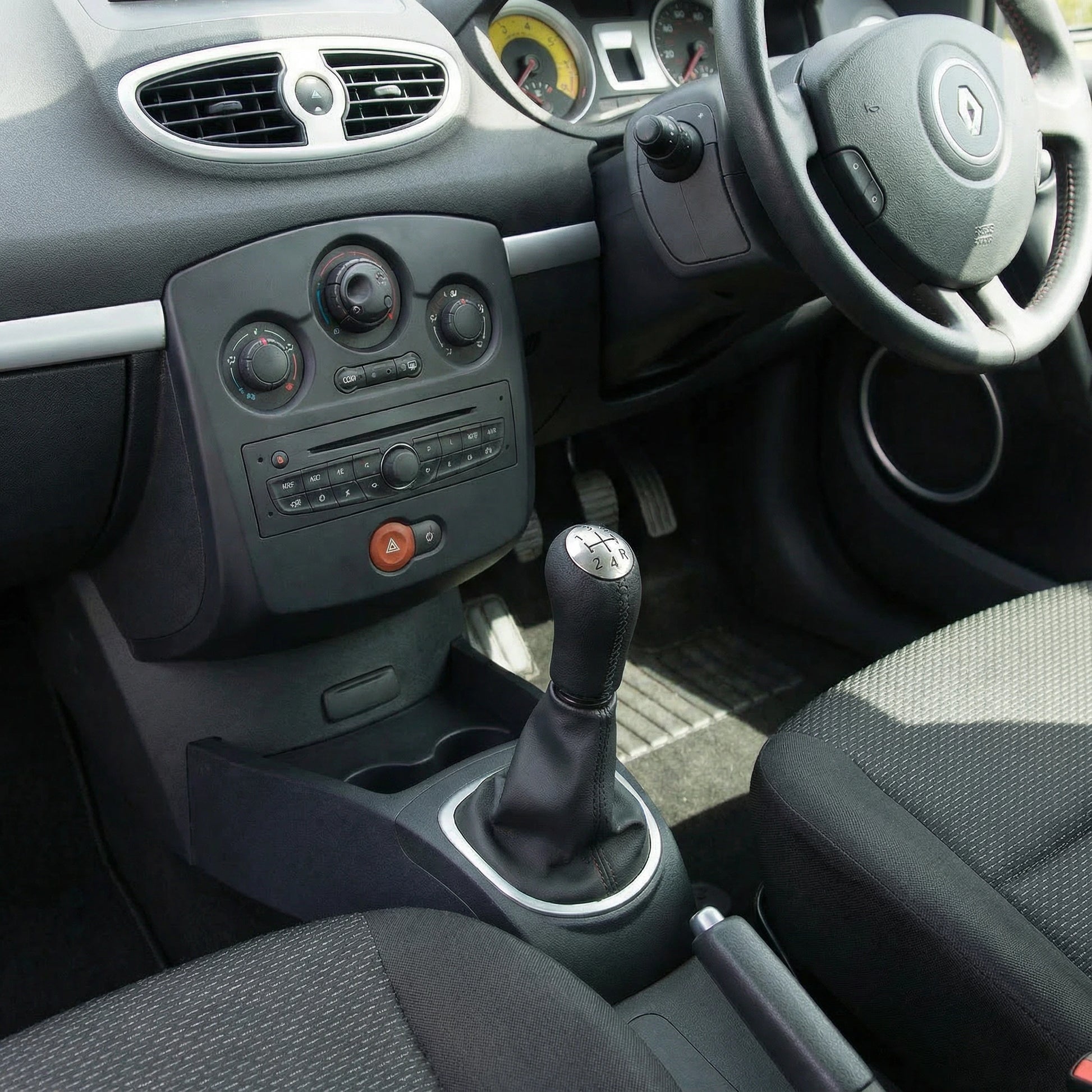 Pommeau de vitesse clio 3 - 5 vitesses - Couture noire - en situation