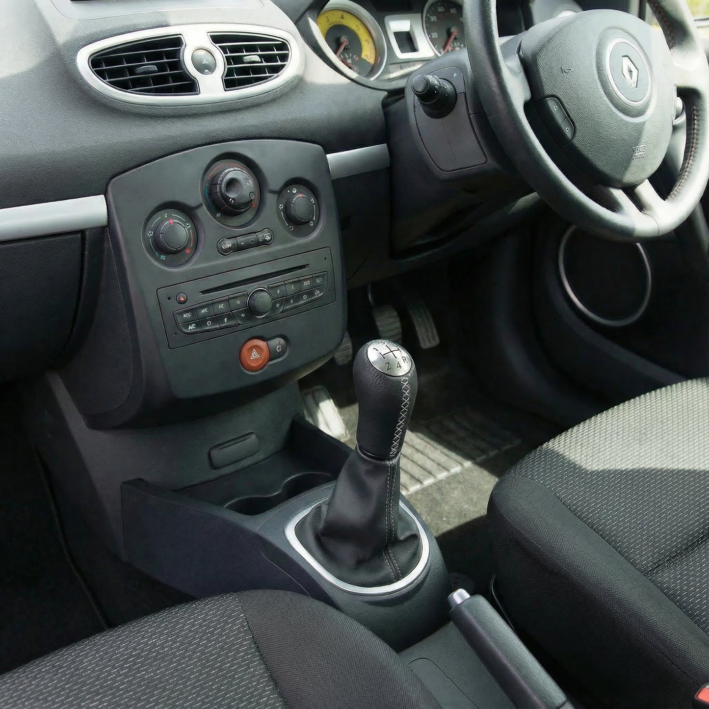 Pommeau de vitesse clio 3 - 5 vitesses - Couture blanche - en situation