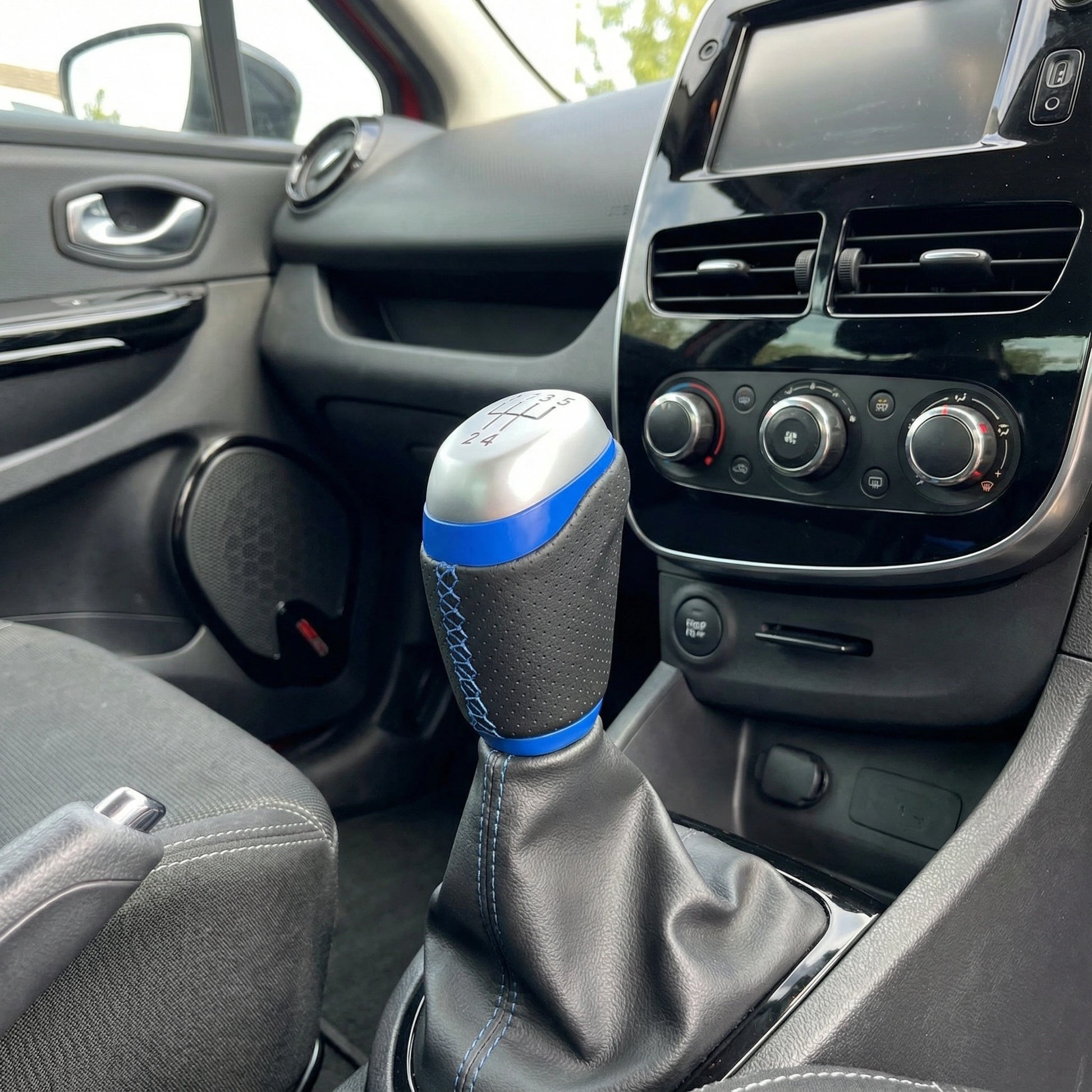 Pommeau de vitesse clio 4 - 5 vitesses - Couture bleu - en situation