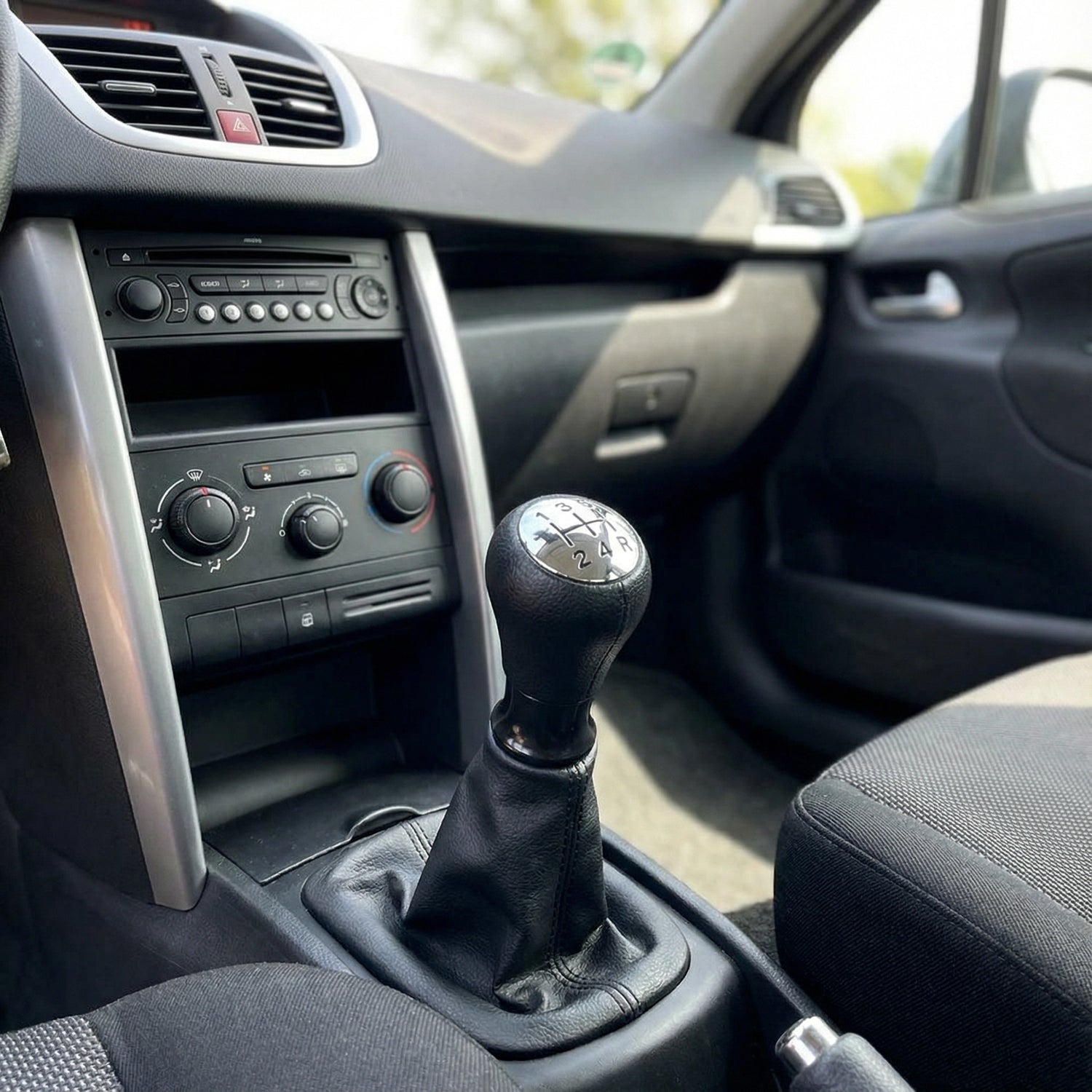 Pommeau de vitesse 207 - 5 vitesses - Noir & Chrome - en situation