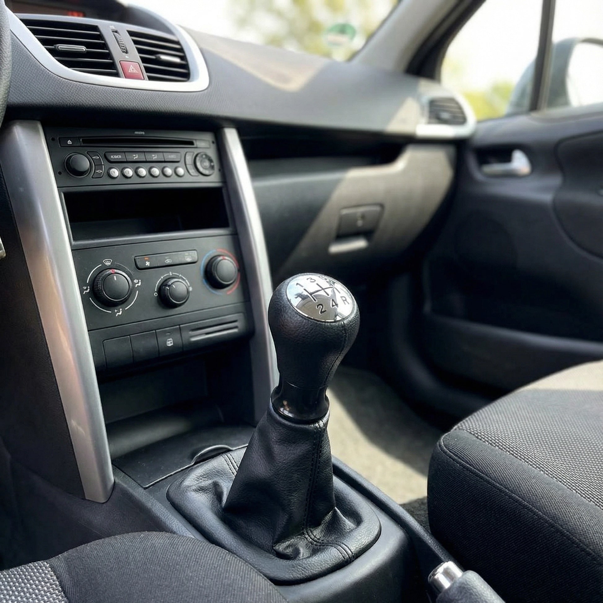 Pommeau de vitesse 207 - 5 vitesses - Noir & Chrome - en situation