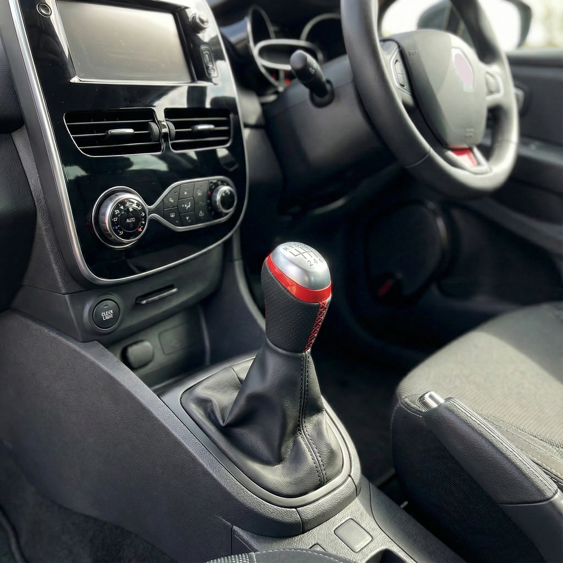 Pommeau de vitesse clio 4 - 6 vitesses - Couture rouge - en situation