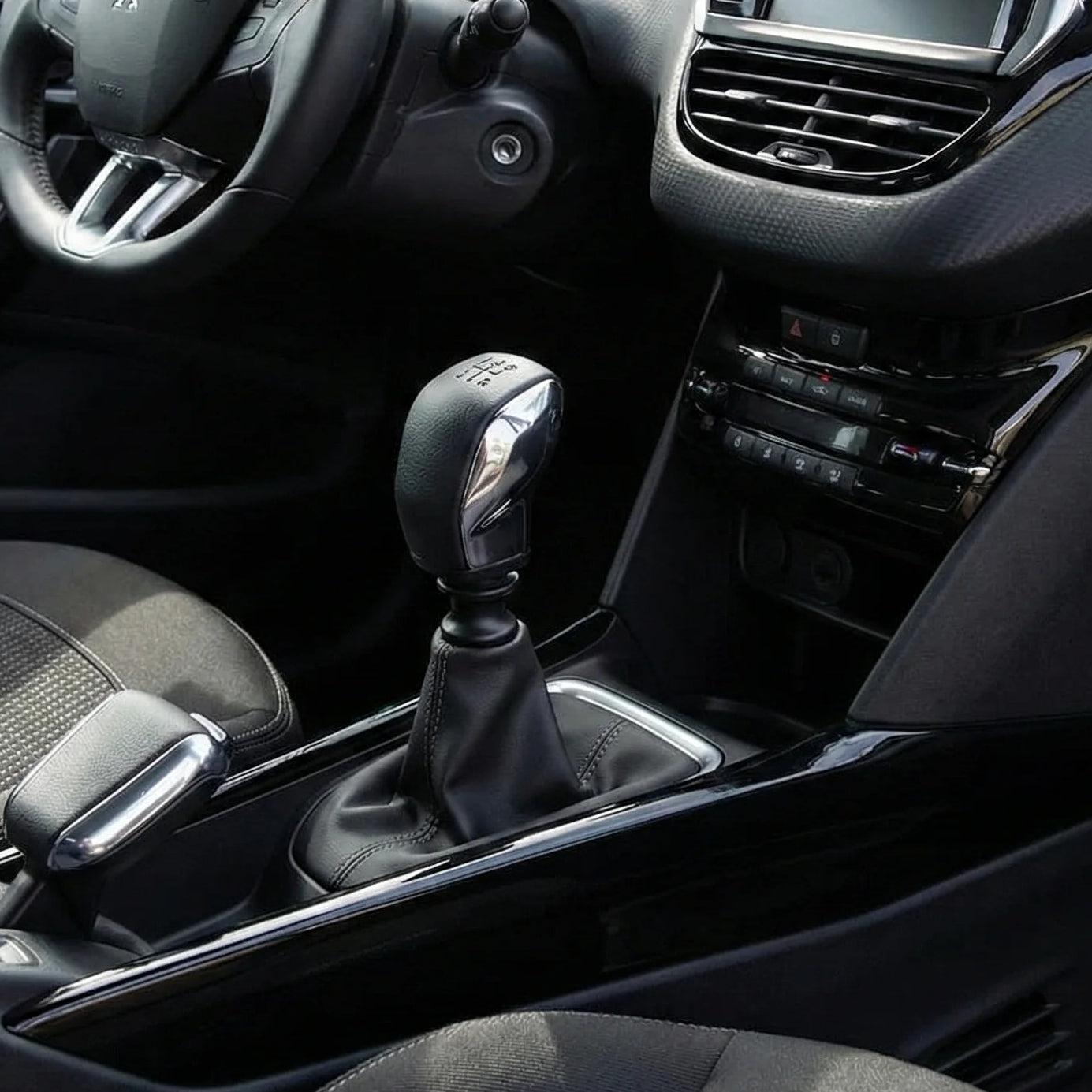 pommeau de vitesse neuf peugeot 208 monté sur le levier de vitesse